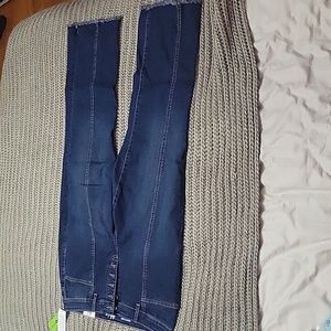 A button fly and sleek seaming bring a retro vibe to Style & Co's petite kick